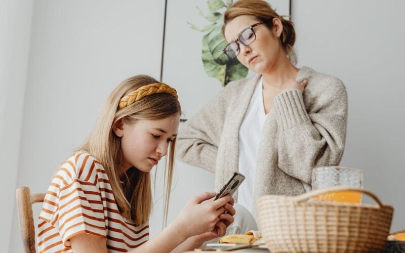 تاثیرات فضای مجازی بر سلامت روان نوجوانان