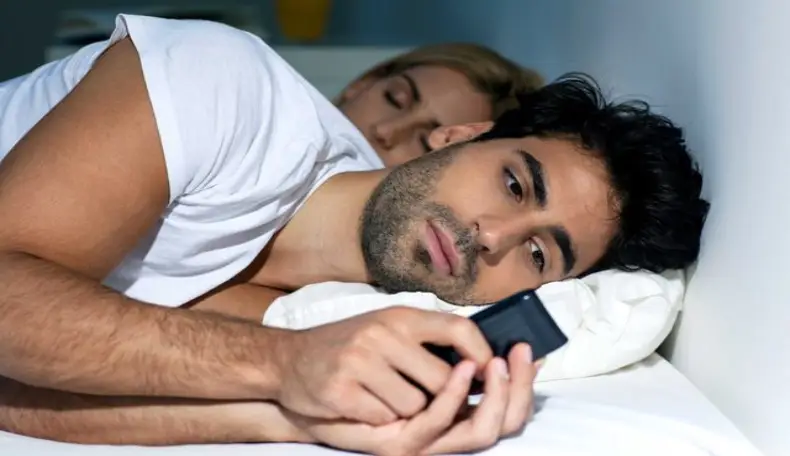 نشانه های خیانت اینترنتی زن و شوهر